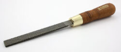NAREX 872552 Rašple plochá 20x5mm L200mm s jemným sekem - Rašple s jemnějším sekem oproti klasickým rašplím pro detailnější práci se dřevem.

